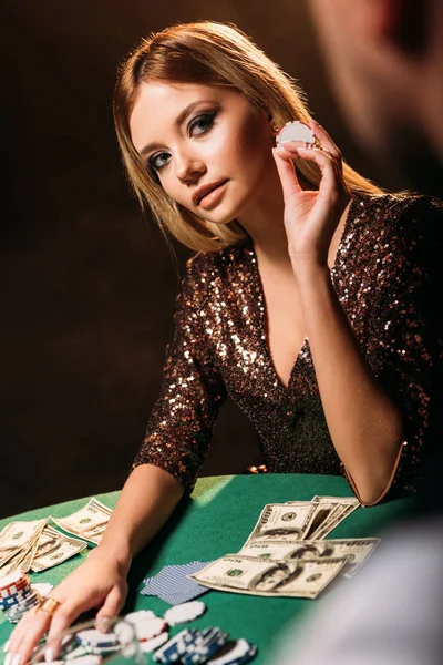 Menina Atraente Segurando Chip Poker Olhando Para Croupier Cassino — Fotografia de Stock