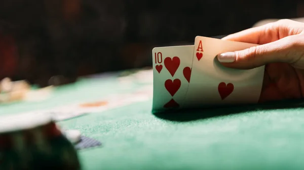 Imagem Cortada Mulher Jogando Poker Segurando Cartas Cassino — Fotografia de Stock
