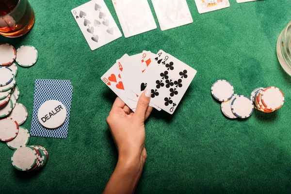 Beskärd Bild Flicka Spelar Poker Vid Bordet Kasino Och Hålla — Stockfoto