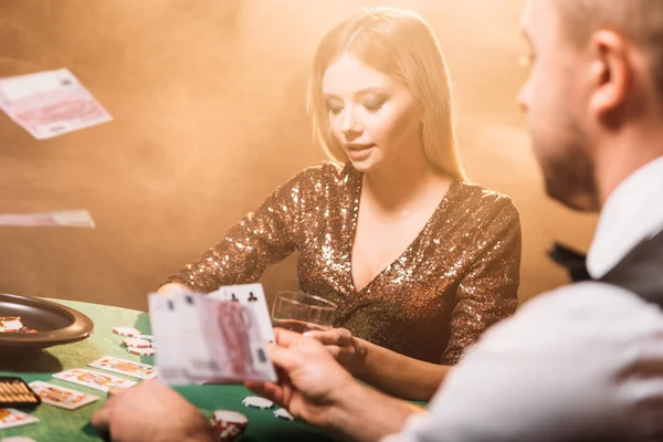 Chica Atractiva Jugando Póquer Con Croupier Casino Dinero Cayendo Mesa —  Fotos de Stock