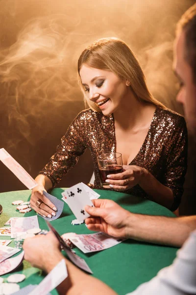 카지노 테이블에 떨어지는 지폐에 책임자와 포커를 매력적인 여자를 — 스톡 사진