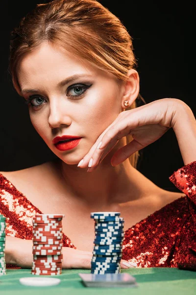 Portrét Atraktivní Dívka Červené Lesklé Šaty Opřel Stůl Poker Žetony — Stock fotografie zdarma