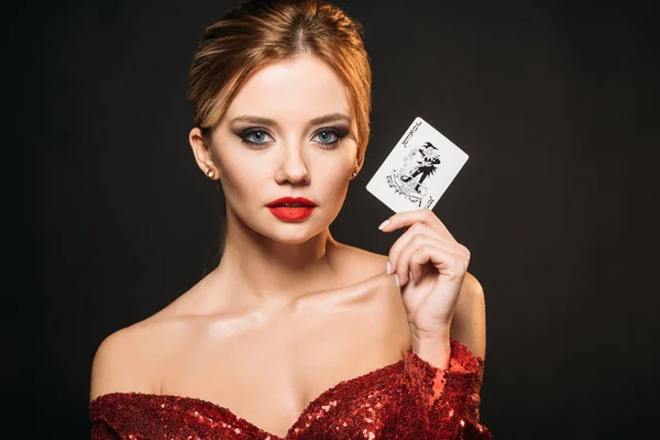 Menina Atraente Vestido Brilhante Vermelho Segurando Cartão Coringa Olhando Para — Fotografia de Stock