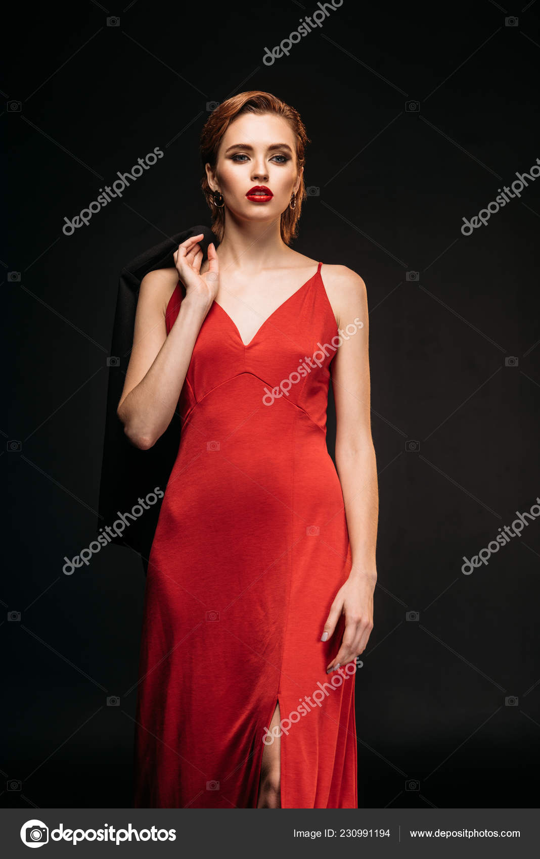 Menina Atraente Vestido Vermelho Casaco Preto Andando Isolado