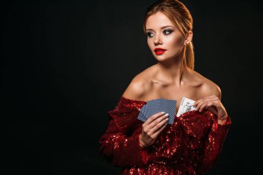 çekici kız kırmızı parlak elbiseli elbise ve uzak siyah izole arıyor joker kartı gizleme