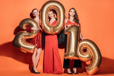 portakal 2019 balonlu poz trendy parti elbiseleri çekici kızlar gülümseyen