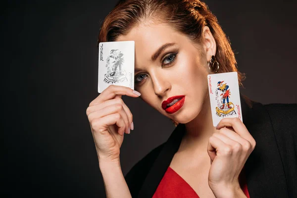 Portrait Jolie Fille Robe Rouge Veste Noire Tenant Des Cartes — Photo gratuite