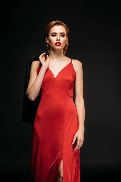 Menina Atraente Vestido Vermelho Casaco Preto Andando Isolado Preto — Fotografia de Stock
