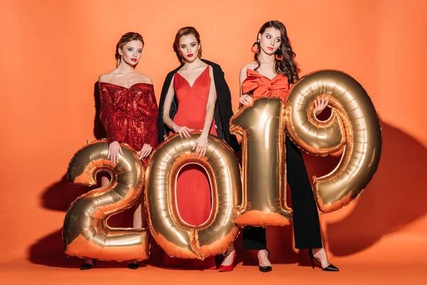 Selbstbewusste Attraktive Mädchen Stylischer Partykleidung Mit Luftballons Auf Orange — Stockfoto