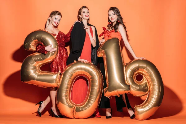 Glücklich Attraktive Mädchen Stilvoller Partykleidung Posieren Mit Goldenen Luftballons 2019 — Stockfoto