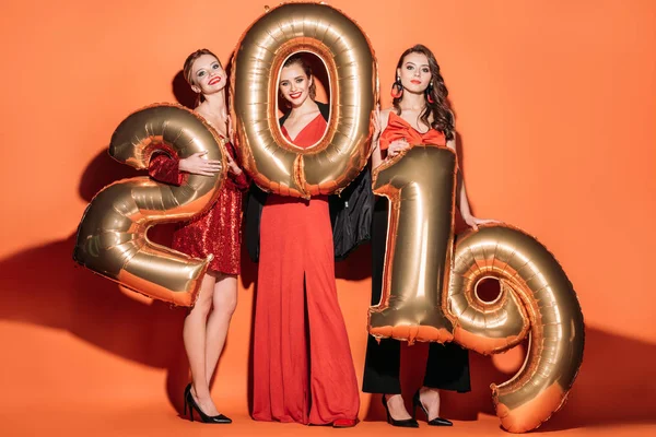 Χαμογελαστά Κορίτσια Ελκυστικό Μοντέρνα Ρούχα Κόμμα Ποζάρει 2019 Μπαλόνια Πορτοκαλί — Φωτογραφία Αρχείου