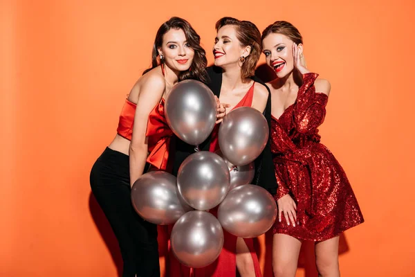 Lachende Attraktive Mädchen Stilvoller Partykleidung Mit Einem Bündel Grauer Luftballons — Stockfoto