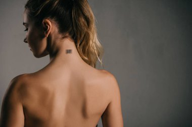 arkadan görünüşü kodlanmış boyun kadınla gri arka plan üzerinde