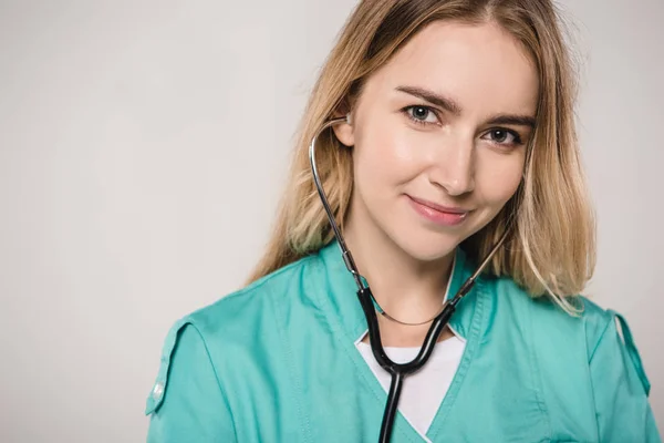 Attraktiva Kvinnliga Läkare Med Stetoskop Öron Isolerad Grå — Stockfoto