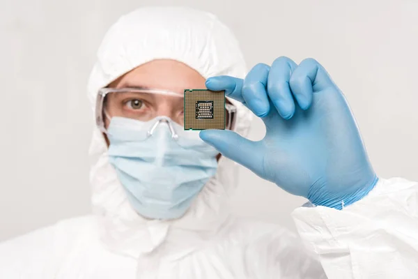 Foco Seletivo Cientista Googles Segurando Microchip Mão Isolado Cinza — Fotografia de Stock