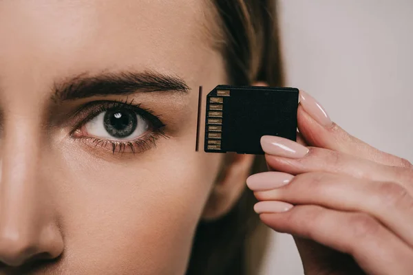 Bijgesneden Weergave Van Microchip Houden Terwijl Het Invoegen Hoofd Vrouw — Stockfoto