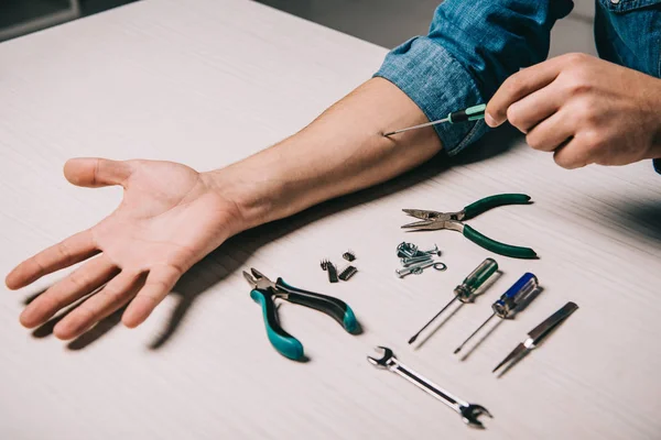 Обрезанный Вид Человека Ремонтирующего Руку Металлическими Инструментами — стоковое фото