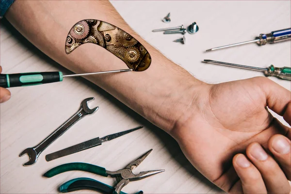 Bijgesneden Beeld Van Mens Tot Vaststelling Van Hand Met Schroevendraaier — Stockfoto