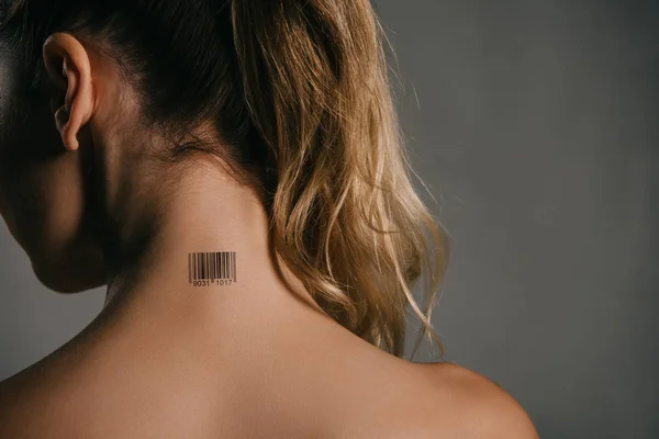 Achteraanzicht Van Vrouw Met Barcode Hals Met Grijze Achtergrond — Stockfoto