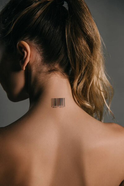 Вид сзади женщины с закодированным штрих-кодом на шее на сером фоне
