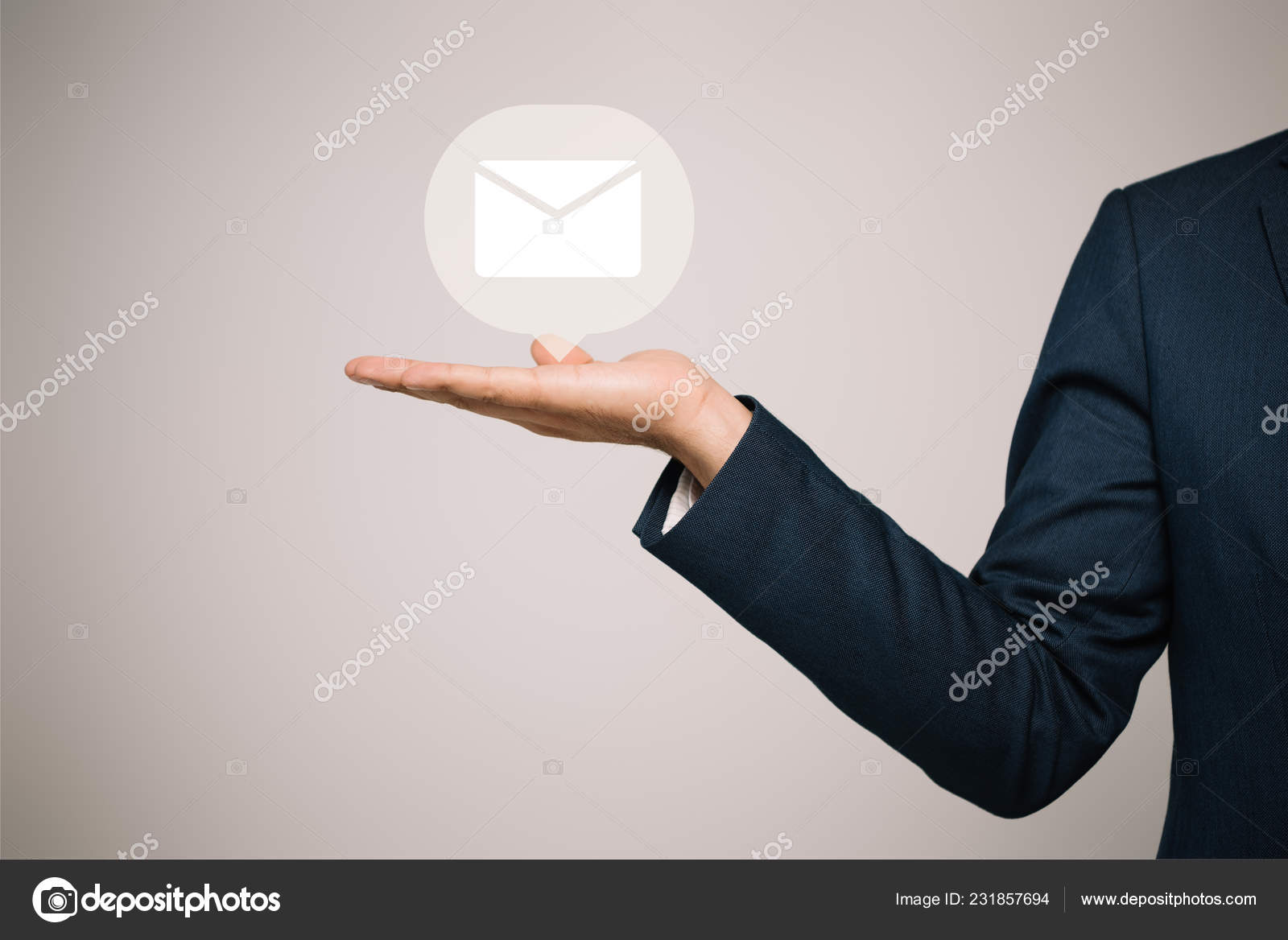 ジェスチャーとグレーに分離された メール アイコンを提示のスーツのビジネスマンの部分的なビュー ストック写真 C Allaserebrina