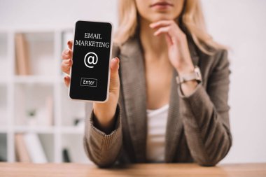 e-posta e-posta pazarlama simgesi ile smartphone sunulması işkadını görünümünü kırpılmış 