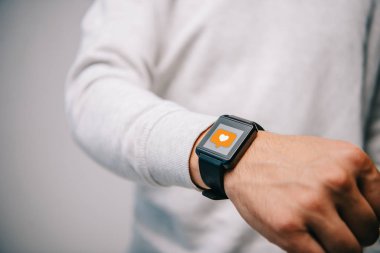 Kırpılan smartwatch simgesi gibi multimedya ile adamla görünümünü