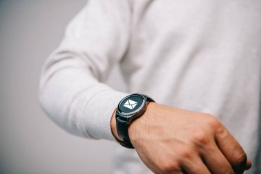 kısmi kol saati ile e-posta simgesi olan adam görünümünü