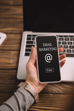 e-posta pazarlama ile akıllı telefon tutarak işkadını kırpılmış görünümünü