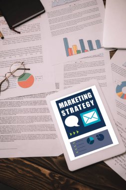 strateji ve iş belgeleri pazarlama ile dijital tablet üstten görünüm  