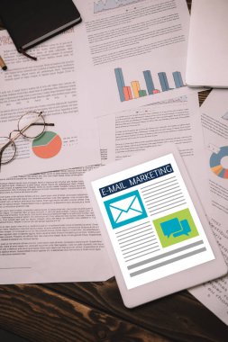 e-posta pazarlama ve iş belgeleri ile dijital tablet üstten görünüm  