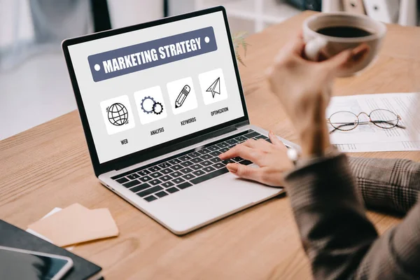 Vágott Üzletasszony Látképe Kávéscsésze Gépelés Laptop Val Marketing Stratégia — Stock Fotó