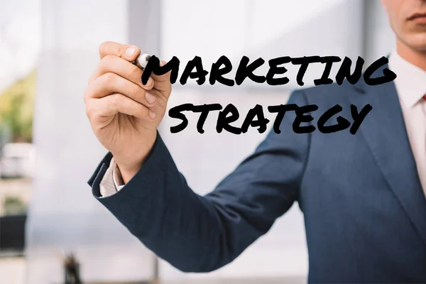 Przycięte Widzenia Biznesmen Pisania Strategii Marketingowej Markerem Biurze — Zdjęcie stockowe