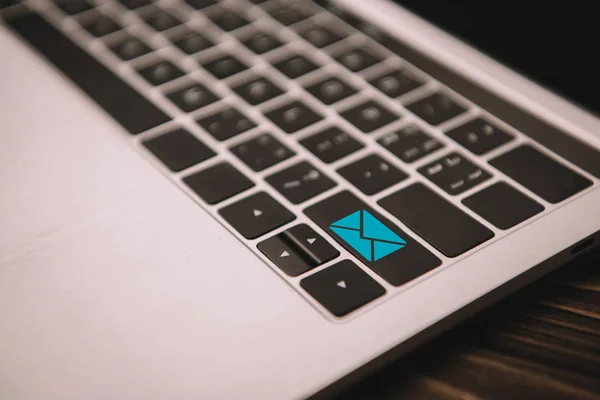 Nahaufnahme Der Laptop Tastatur Mit Mail Symbol Auf Der Taste — Stockfoto