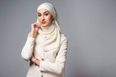 gri izole kamera bakıyor güzel genç Müslüman kadın portresi