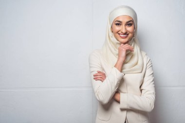 Kameraya gülümseyen güzel genç Müslüman kadın portresi
