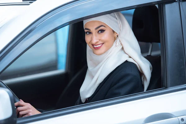 Hermosa Joven Musulmana Mujer Sentada Coche Sonriendo Cámara — Foto de Stock