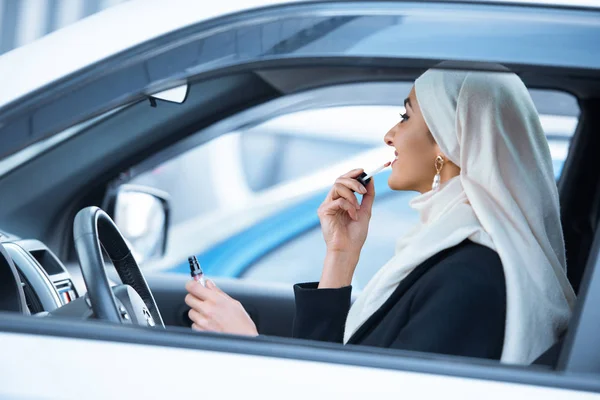 Genç Müslüman Kadın Arabada Oturan Makyaj Uygulamak — Stok fotoğraf