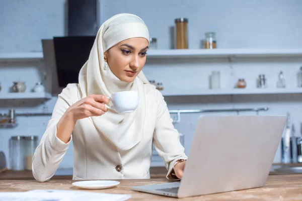 Jonge Moslimvrouw Kopje Koffie Houden Met Behulp Van Laptop Thuis — Stockfoto