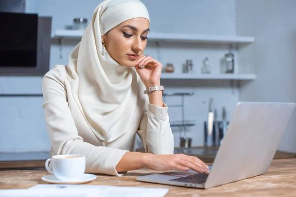 Frumoasă Tânără Musulmană Femeie Folosind Laptop Domiciliu — Fotografie, imagine de stoc