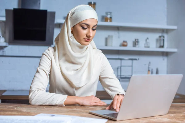 Beautiful Young Muslim Woman Using Laptop Home — Stock Photo, Image