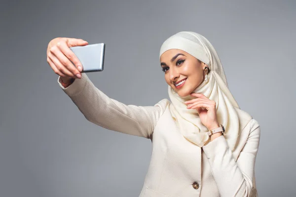 Hermosa Joven Musulmana Feliz Tomando Selfie Con Teléfono Inteligente Aislado — Foto de Stock