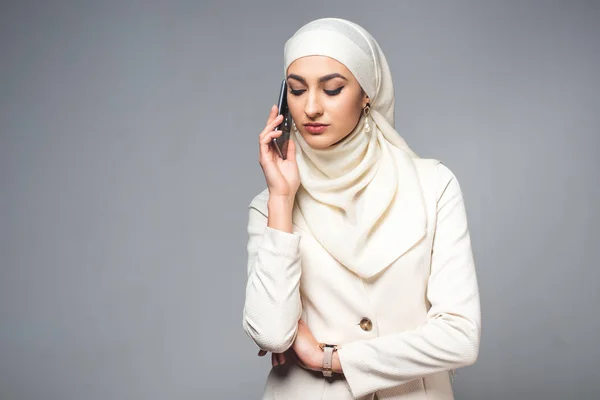 Joven Mujer Musulmana Hablando Por Teléfono Inteligente Aislado Gris — Foto de Stock