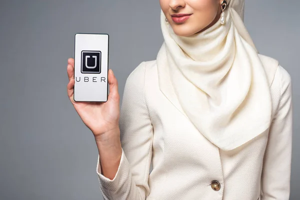 Przycięte Strzał Uśmiechający Się Muzułmanka Trzymając Smartfon Aplikacji Uber Szarym — Zdjęcie stockowe