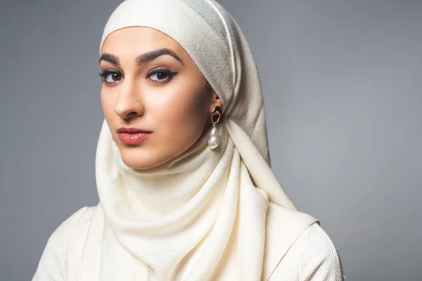 Látszó Fényképezőgép Szürke Elszigetelt Gyönyörű Fiatal Muzulmán Portréja — Stock Fotó