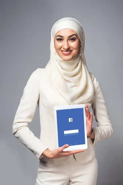 Νεαρή Μουσουλμάνα Κρατώντας Ψηφιακό Tablet Την Εφαρμογή Facebook Και Χαμογελά — Φωτογραφία Αρχείου