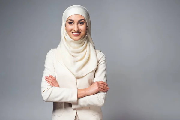 Portrait Beautiful Young Muslim Woman Standing Crossed Arms Smiling Camera — Stock Photo, Image