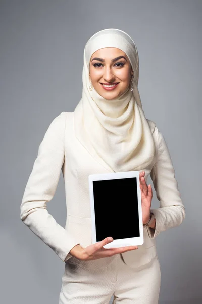 Joven Musulmana Sosteniendo Tableta Digital Con Pantalla Blanco Sonriendo Cámara — Foto de Stock