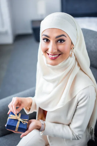 Hermosa Joven Musulmana Mujer Sosteniendo Caja Regalo Sonriendo Cámara — Foto de Stock