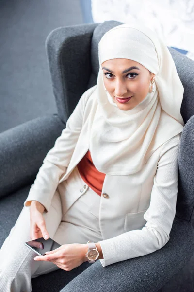 Visão Alto Ângulo Jovem Mulher Muçulmana Usando Smartphone Sorrindo Para — Fotografia de Stock